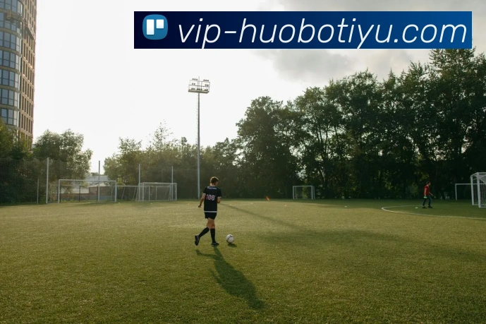 亚当斯称狄龙场下可爱场上却毫不留情甚至肘击自己